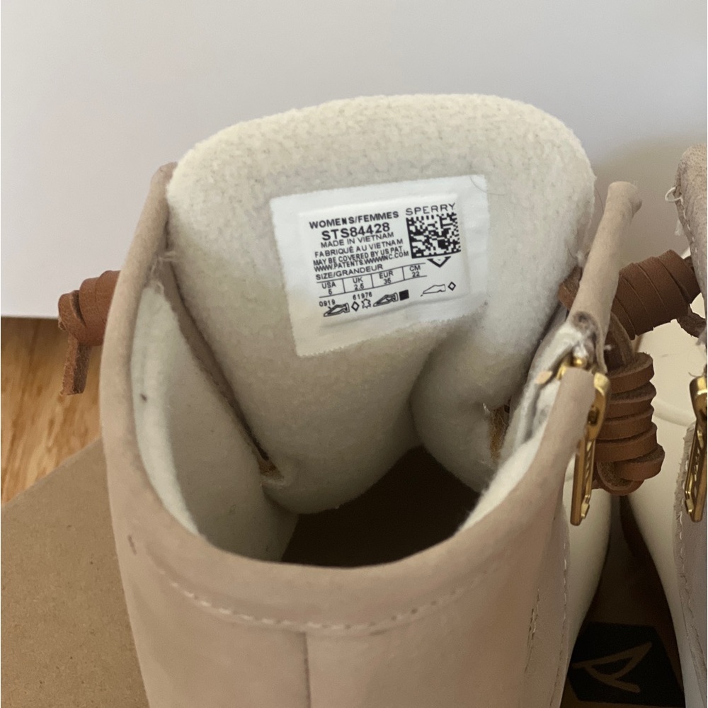 New In Box Sperry Saltwater Ivory Duck Boots, Size 5 - Picture 3 of 7